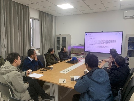 专家组听取汇报现场.jpg